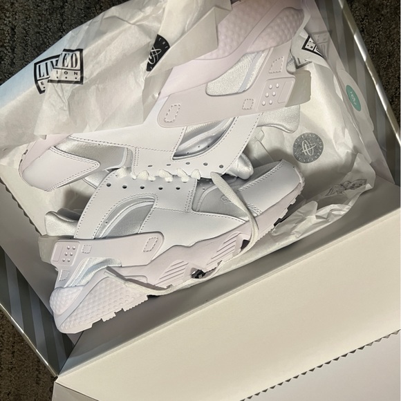 NWT Nike Hurache limited edition - Picture 2 of 8